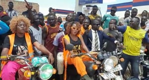 Quin gee and Skillah music chased from universal fuel station while capturing the vedio of (Boda boda Dance)